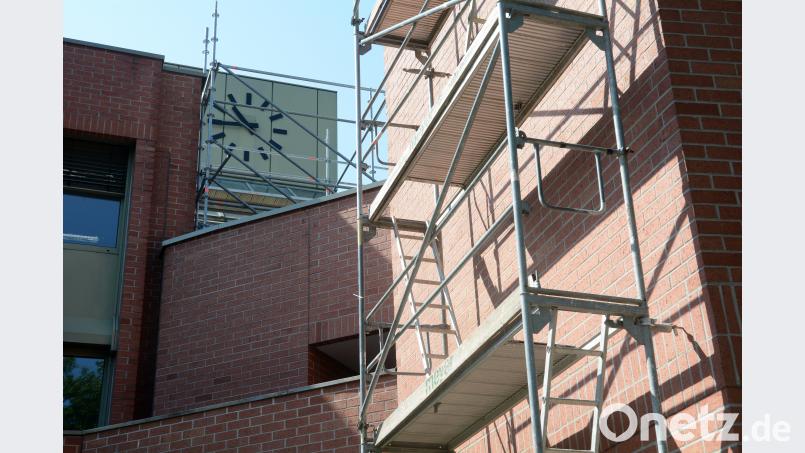 Gut in der Zeit liegen die Dachsanierungsarbeiten. Über ein Gerüst gelangen die Arbeiter hinauf. 75 Prozent der Sanierungsarbeiten dort sind bereits abgeschlossen. Gabi Schönberger