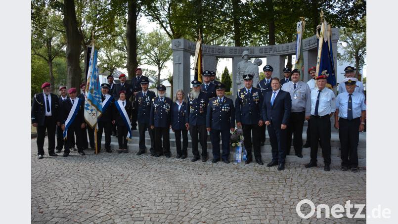 Gruppenbild der Mitterteicher Krieger-, Soldaten- und Reservistenkameradschaft mit dem Patenverein aus Konnersreuth (links) und dem Patenkind aus Falkenberg (rechts) vor dem Kriegerdenkmal. jr