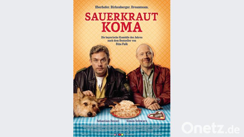Autorin Rita Falk (Zweite von links) kommt am Samstag zu einer Vorstellung von „Sauerkrautkoma“ ins Cineplanet. Vielleicht sitzt auch Schauspieler Sebastian Bezzel (links) mit im Tourbus. Das Foto zeigt sie mit Lisa Maria Potthoff und Simon Schwarz bei der Premiere des Kinofilms im Mathäser Filmpalast. obs/Constantin Film