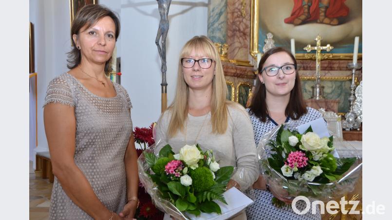 Daniela Bock (Mitte) und Julia Duschinger (rechts) sind für die Pfarrgemeinde in Böhmischbruck ein wichtiger Bestandteil wenn es um die Kirchenmusik geht. Ohne sie gäbe es vermutlich die gesangliche Gemeinschaft schon nicht mehr. Pfarrgemeinderatssprecherin Luise Feneis (links) würdigt die beiden Frauen für ihr ungebrochenes Engagement, und das obwohl sie längst aus ihrer Heimatgemeinde weggezogen sind. dob