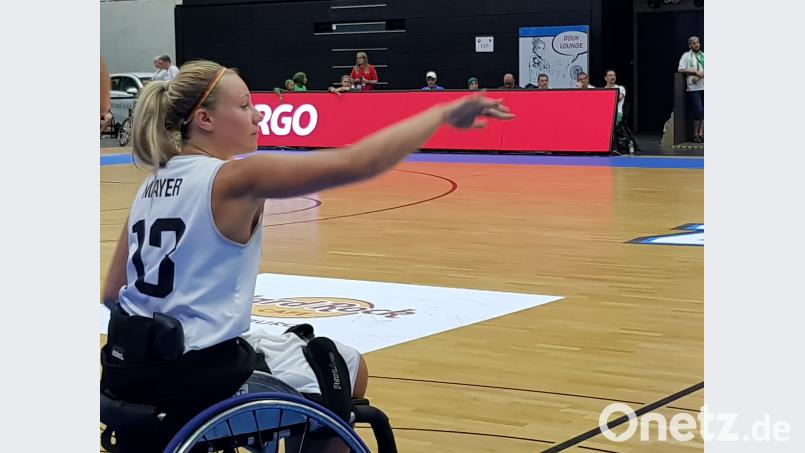 Die beiden Schornsteinfeger und Georg Dietrich vom Inklusionsbündnis Amberg-Sulzbach wünschen ihr Glück: Svenja Mayer aus Amberg sorgt als Profisportlerin bei der Rollstuhlbasketball-WM für Furore. ads