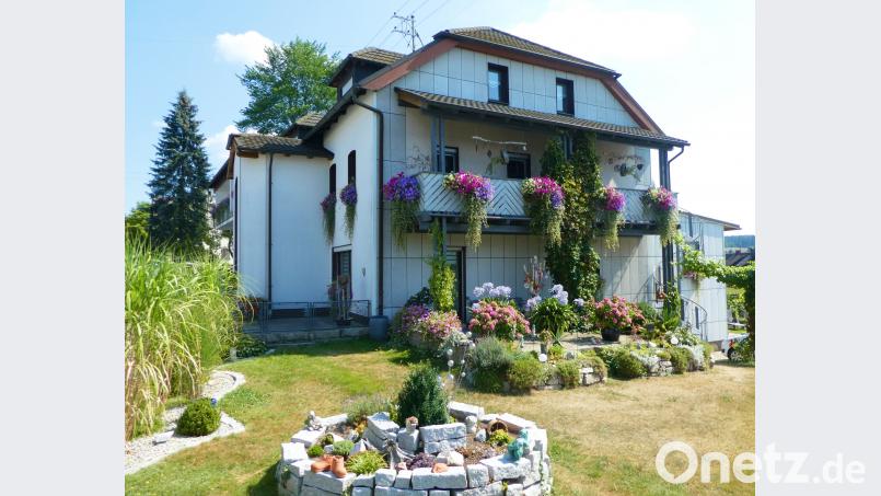 Andrea und Horst Brix erreichen mit ihrem gepflegten Pflanzen- und Blütenreichtum an Fenstern, Balkonen und im Umfeld den ersten Platz in der Kategorie B des Blumenschmuckwettbewerbs in der Gemeinde Nagel. Gemeinde Nagel