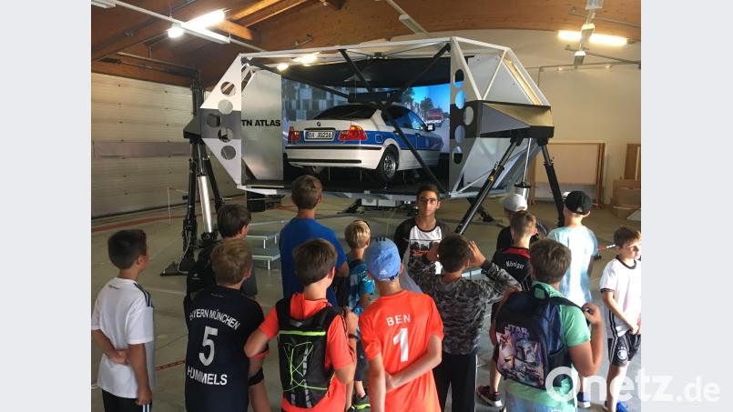 Der Fahrsimulator bei der Bereitschaftspolizei stößt auf großes Interesse. exb