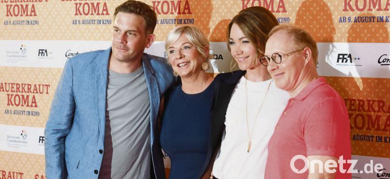 Autorin Rita Falk (Zweite von links) kommt am Samstag zu einer Vorstellung von „Sauerkrautkoma“ ins Cineplanet. Vielleicht sitzt auch Schauspieler Sebastian Bezzel (links) mit im Tourbus. Das Foto zeigt sie mit Lisa Maria Potthoff und Simon Schwarz bei der Premiere des Kinofilms im Mathäser Filmpalast. Tobias Hase/dpa