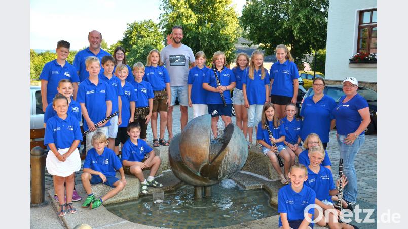 Pamela Bauer (Zweite von rechts) kümmert sich um die Organisation der neuen "Nachwuchs-Bläsergruppe" des Musikvereins. Als musikalischer Leiter steht Hermann Mack (hinten, Zweiter von links) zur Verfügung. fjo