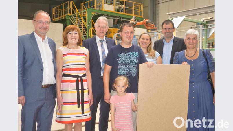 Anton W. und Elisabeth Hart, Karl Döhler, Sebastian und Lea Hart mit Marlien, Martin Schöffel und Karin Fleischer (von links) in der Produktionshalle der Lehmbauplatte. fppp
