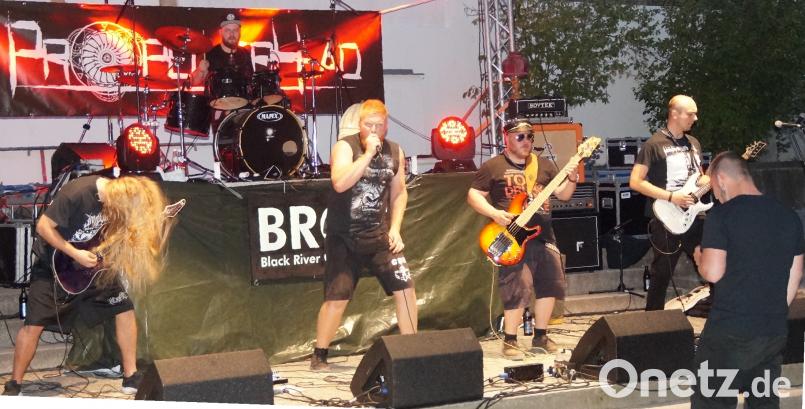 Mit den Lokalmatadoren der Punk-Rock Band „PropellerHead“ startete die siebte Auflage des Burgrocks zum Altstadtfest. weu