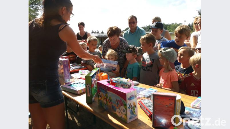 Gabi Paulus (links) sorgt dafür, dass die Preisverleihung in geordneten Bahnen verläuft. sei