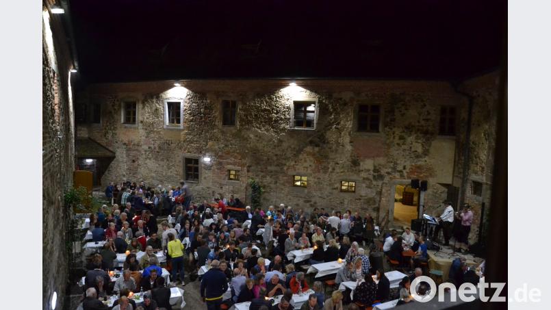 Viele Besucher strömen zum Weinfest ins Schloss Burgtreswitz, das festlich beleuchtet romantische Stimmung ausstrahlt. gi