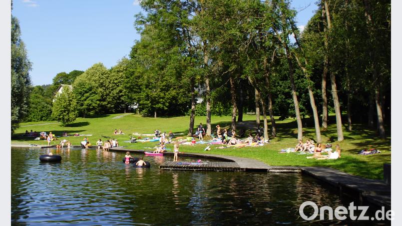 Moorbad mit Liegewiese, daneben der Spielplatz - Für Klein und Groß ausreichend Gelegenheit zum Abkühlen, Relaxen und Spielen. mmj