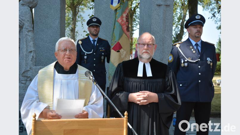Pfarrer Boleslaw Lasocki (links) und Pfarrer Martin Schlenk erbaten Gottes Segen für den Frieden auf der Welt. jr