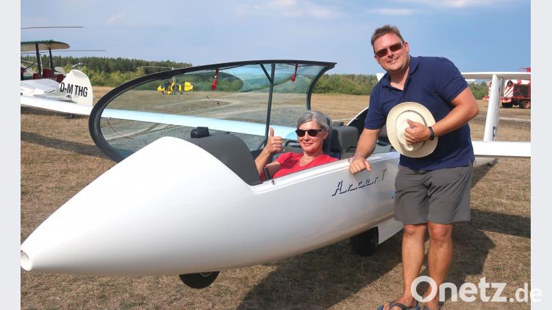 Vorsitzender Hans Buhlmann (rechts) und Vereinsmitglied Martha Glück präsentierten das neue Segelflugzeug, das der Flugsportclub Schwandorf für über 200 000 Euro angeschafft hat. Hirsch