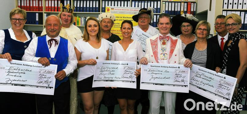 Tina und Armin Nentwig (von rechts) haben Spendenschecks an den Bundesverband Schädel-Hirnpatienten in Not, die Jugendkapelle Auerbach, das Ballettstudio Magic Shoes, die Knappnesia, Schlosswache Amberg und den Freundeskreis König Rupprecht übergeben. gf