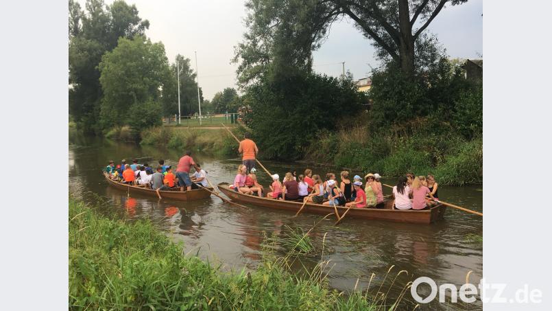 Die Mädchen hängen die Buben beim Plättenrennen auf der Vils ab. exb