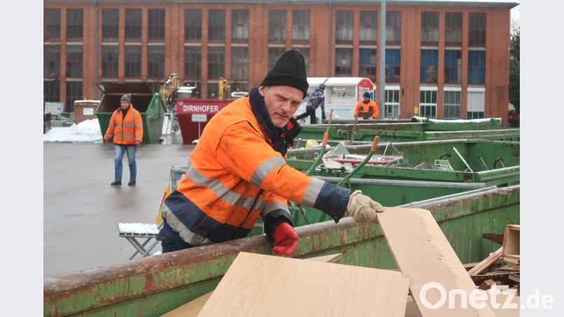 Seit zehn Jahren ist Volker Riese im Schwandorfer Recyclinghof beschäftigt und sorgt für Ordnung. Hirsch