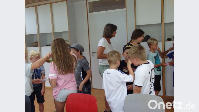 Was leitet? Nase, Haare, Ohren, T-Shirt, Schuh? Die Kinder probieren es aus. wrt
