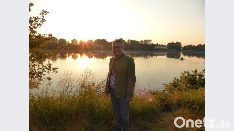 Bürgermeister Toni Dutz liebt seine Heimat. Gerne besucht der 60 Jahre jung gebliebene Wiesauer „seinen“ Kornthaner Weiher. exb