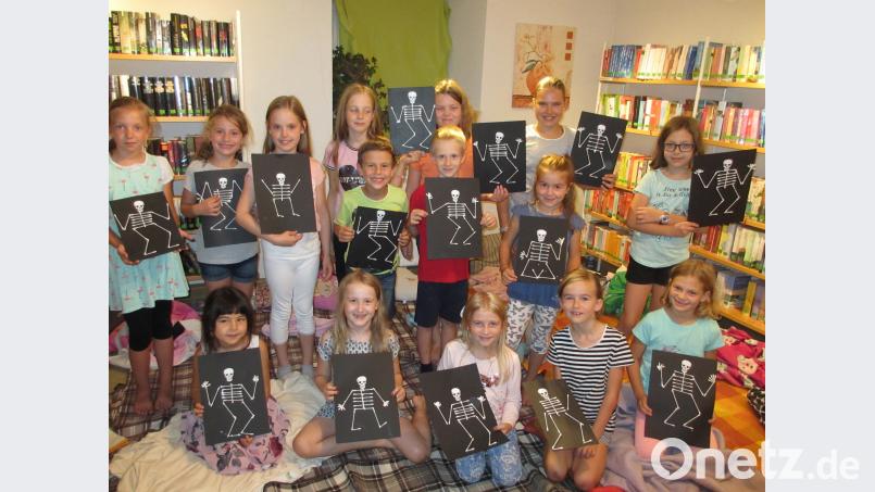 Zur Erinnerung an die tolle Lesenacht fertigen die Kinder Gespensterbilder aus Wattestäbchen an. rpp