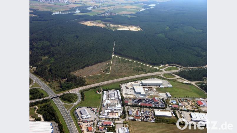 Aus der Luft gut zu erkennen ist der bereits gerodete Teil des neuen Ebermannsdorfer Industriegebiets Schafhof Ost (Bildmitte). Es liegt gegenüber des ersten Industriegebiets, Schafhof West (im Vordergrund), zwischen der A 6 (am linken Bildrand) und der B 85 (quer durch die Bildmitte). Bernd Georgi