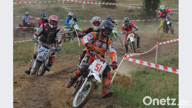 Kurz nach dem Start zwängt sich das Fahrerfeld noch dicht gedrängt durch die engen Kurven. gf