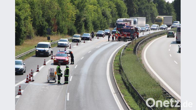 Die A3 musste Montagvormittag kurzzeitig gesperrt werden. Ein Autotransporter war mit einem Reisebus kollidiert. Auer, Alexander