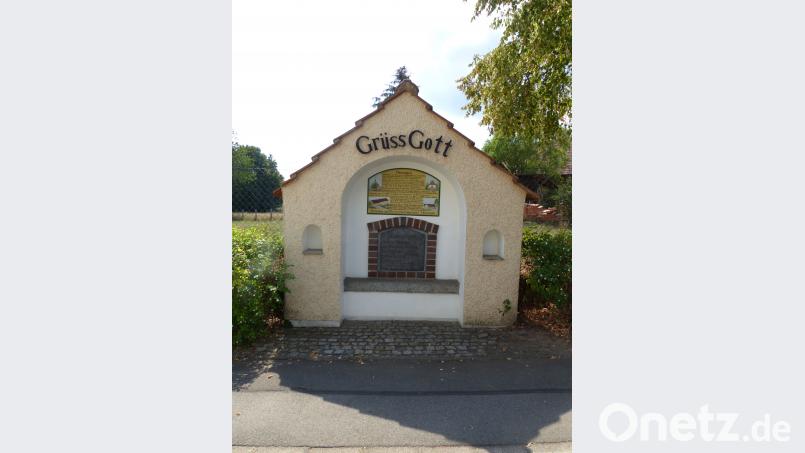 Die Begrüßungstafeln erinnern an die Goldmedaille auf Bezirksebene "Unser Dorf soll schöner werden im Jahr 1982. Nun bekommt das Dorf erneut eine Schönheitskur. Völkl