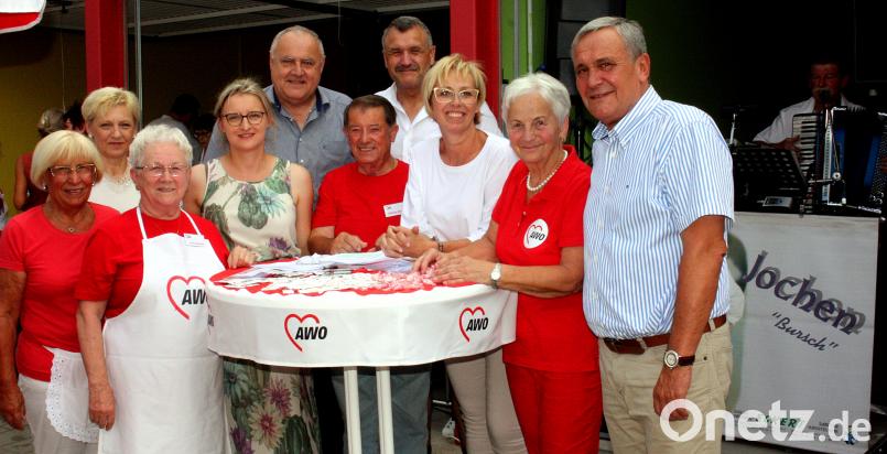 AWO-Kreisvorsitzende Hilde Zebisch führt beim Tag der offenen Tür durch das AWO-Gebäude und zeigt den Gästen die vielen Dienstleistungen im Gebäude wie Kinderkrippe, Kinderhort oder Kleiderkammer und Bürotrakt. Dann setzen sich die Gäste im aufgebauten Zelt auch gesellig zusammen und feierten das 95-jährige Bestehen der AWO. R. Kreuzer