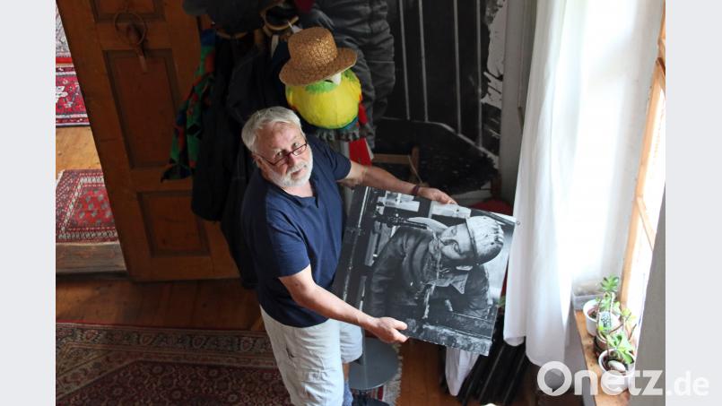 Pavel Fidermák mit einer Fotografie aus seiner Porträtserie über Menschen im Ruhrpott. jrh