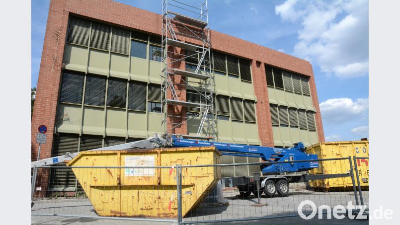 Gut in der Zeit liegen die Dachsanierungsarbeiten. Über ein Gerüst gelangen die Arbeiter hinauf. 75 Prozent der Sanierungsarbeiten dort sind bereits abgeschlossen. Derweil mussten Parkplätze für den Parteiverkehr gesperrt werden. Gabi Schönberger
