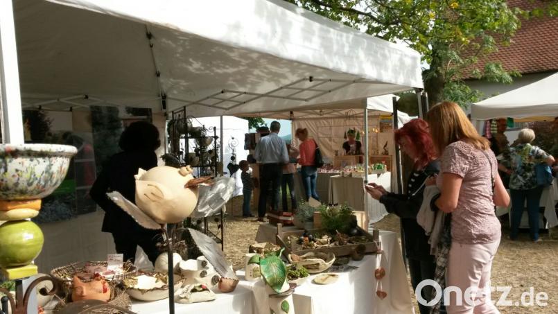 Nach zehn Märkten auf der Burg Veldenstein bauen die Kunsthandwerker ihrer Stände dieses Mal auf dem Gelände der Kaiser-Bräu auf. exb