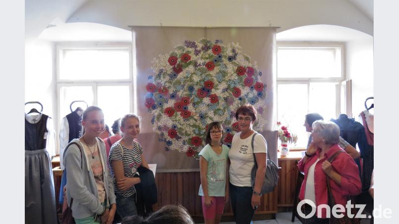 Aus insgesamt 280 geklöppelten bunten Blumen besteht die große Blumenwiese, die bei der Biennale zum ersten Mal zu sehen war. Die deutschen Klöpplerinnen haben dazu einen nicht unwesentlichen Beitrag geleistet. lpr