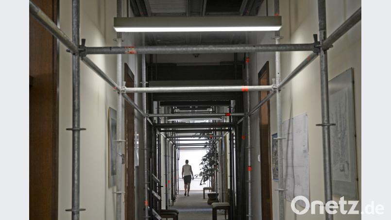 Gut gerüstet ist das Neue Rathaus auch im Inneren. Der Flur im zweiten Obergeschoss zum Beispiel. Hier laufen gerade Arbeiten an Dachlichtern, an Wänden und später an Bodenbelägen. Gabi Schönberger