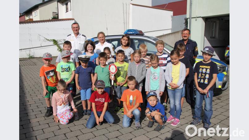 Die Kinder ließen sich gerne mit ihren „Kollegen“ (hinten von links) PHK Georg Pfannenstein, PHM Daniela Ziereis und PHK Karl-Heinz Senft für ein Erinnerungsfoto ablichten, schließlich wollen ja einige von ihnen einmal Polizeibeamte werden. frd