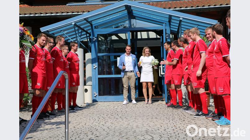 Akteure des Turn- und Sportvereins überbringen Glückwünsche zur Hochzeit von Anna Sperber und Christian Härtl. bsc