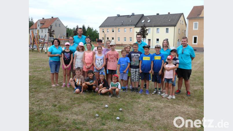 Die am Boule-Turnier der Deutsch-Französischen Gesellschaft teilnehmenden Kinder und Helfer mit Vorsitzender Anita Hammerer (links) und DFG-Jugendbeauftragter Arabella Hammerer (hintere Reihe, Zweite von rechts). kgg