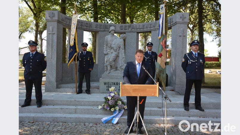 2. Bürgermeister Stefan Grillmeier bei seiner Festrede vor dem sanierten Kriegerdenkmal. jr