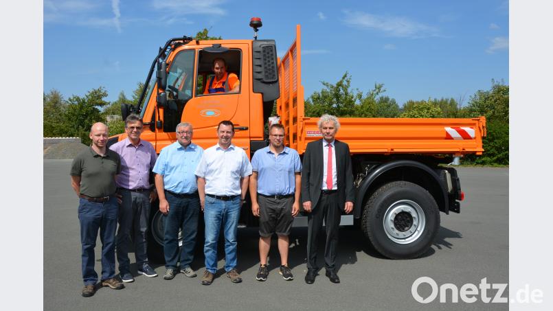 Freuen sich über den neuen Unimog 430. Bei der Übergabe mit dabei, Fahrzeugführer Matthias Hofmann (sitzend im Unimog), sowie stehend (von links) stellvertretender Sachgebietsleiter Markus Heimann, Walter Brucker (Landratsamt), Sachgebietsleiter Heribert Hasenfürter, Klaus Weig (Landratsamt), stellvertretender Straßenmeister Martin Weiß und Landrat Wolfgang Lippert. jr