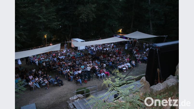 Bereits am Freitag waren alle Plätze auf der Naturbühne am Schönberg besetzt, so dass für Samstag zusätzliche Stühle beschafft werden mussten. sne