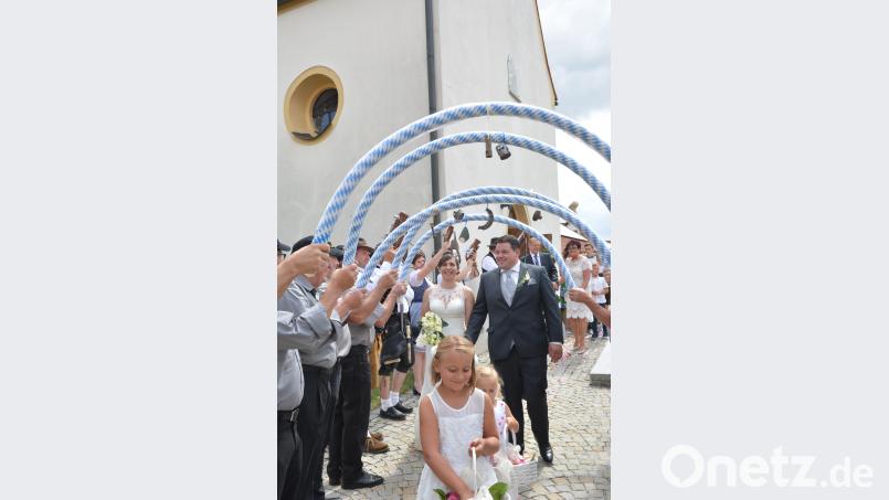 Die ersten gemeinsamen Schritte führten Christina und Georg Hellerbrand durch ein von vielen Vereinen gebildetes Spalier Duschner Foto &amp; Design