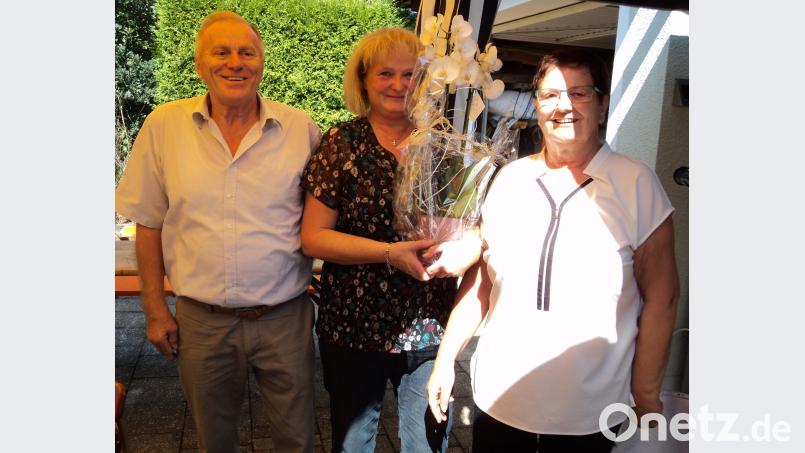 Der VdK-Ortsverband Schwarzenfeld konnte mit Michaela Schwengber (Mitte) aus Stulln sein 1111. Mitglied begrüßen. Die beiden Vorsitzenden Edda Gradl und Erwin Schieber überreichten ein Geschenk. ksi