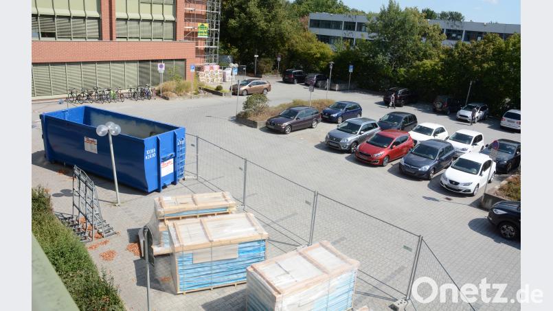 Am Rathaus in Weiden werden verschiedene Sanierungsarbeiten durchgeführt. Deshalb ist auch ein Teil des Parkplatzes gesperrt. Darauf lagern Baumaterialien und Container. Gabi Schönberger