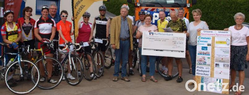 Vergangenes Jahr beteiligte sich die Rekordzahl von 222 Sportlern am 15. Pirker Kreisel. Bei der Benefiz-Radltour erzielten sie einen Erlös von 3125 Euro für Africa Luz. Die Spende überreichten Kreisel-Gründer Josef Böller (Vierter von rechts) und Chef-Organisatorin Bärbel Birner (Sechste von rechts) an den Vorsitzenden der Hilfsorganisation, Dieter Dausch (Achter von rechts). Am Samstag geht der Pirker Kreisel in eine neue Auflage. u