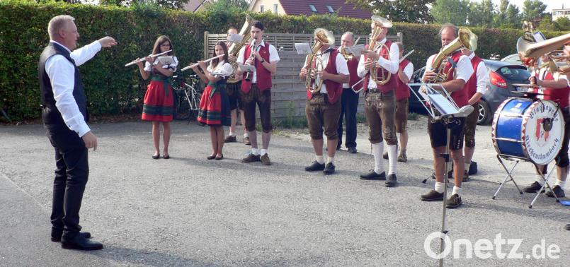 Die Blakapelle Kirchenthumbach brachte dem Jubilar ein Ständchen anlässlich seines 50. Geburtstages. Natürlich durfte er ein Stück dirigieren, wobei er keine schlechte Figur machte. lep