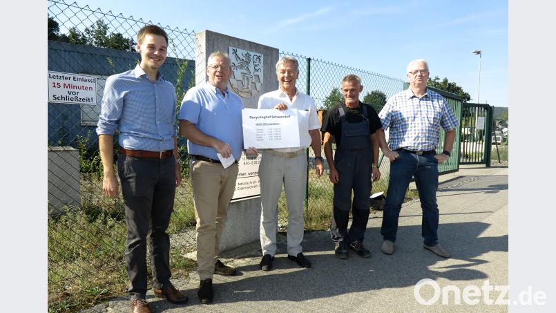 Ordnungsamtsleiter Stefan Schamberger, Oberbürgermeister Andreas Feller, stellvertretender Landrat Joachim Hanisch, Recyclinghof-Leiter Volker Riese und Andreas Schlingmann von der Firma Lober (von links) erhoffen sich von den neuen Öffnungszeiten eine Entzerrung bei der Anlieferung. Hirsch