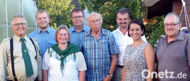 Die Gratulanten geben sich bei Alfred Schmid (Vierter von rechts) anlässlich seines 85. Geburtstags ein Stelldichein. Glückwünsche überbringen unter anderem Vertreter von Schützenverein, Feuerwehr, CSU und Gemeinde: (von links) Dieter Pommeranz, Julian Leipold, Claudia Schreglmann, Michael Wiesnet, Hans Wiesnet, Tanja Renner und Bürgermeister Gerhard Löckler. lgc