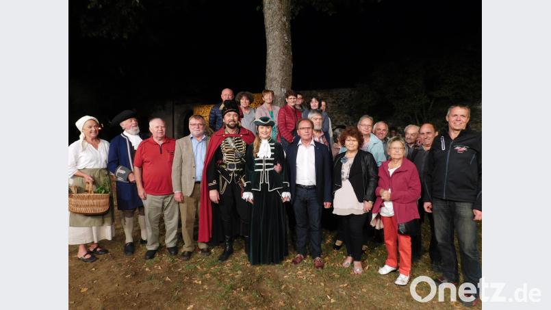 Die Reisegruppe mit den Organisatoren der Fahrt Michael Altmann (Dritter und Vierter von links) und Erhard Walberer sowie Pressaths Bürgermeister Werner Walberer (Vierter von rechts) sowie Toni Franck, der zweite Bürgermeister von Waldmünchen und Trenckvereinsvorsitzende (rechts) freuen sich mit den Pandurdarsteller Werner Zellmer und Pia Fichtner als Kathi (Mitte) über den Besuch aus der Gegend, in der die Familie des Festspielautors stammt. exb