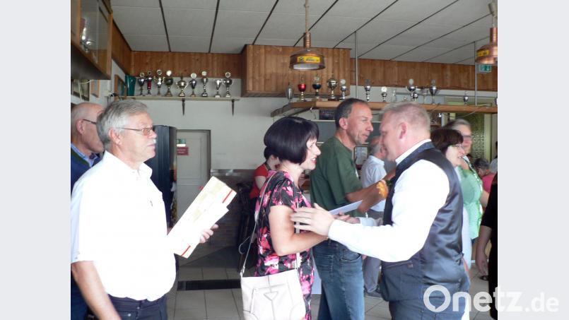 Eine lange Schlange stand an, um Bürgermeister Jürgen Kürzinger zu gratulieren. Schulleitung Andrea Wolfram (Mitte) gratulierte recht herzlich, ebenso wie Unternehmer Gerhard Seemann (links). lep