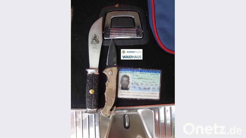 Diese verbotenen Messer vom Asiamarkt beschlagnahmt die Bundespolizei bei einem 21-Jährigen. exb/Bundespolizei Waidhaus