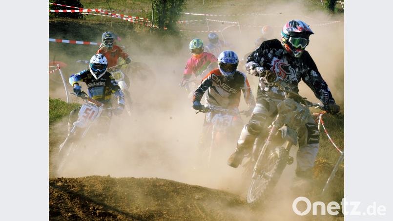 Selbst einige Jauchefässer mit Wasser nutzen nicht viel. Schon nach wenigen Runden staubt es wieder gewaltig auf dem gut 1000 Meter langen Cross-Parcours. gf