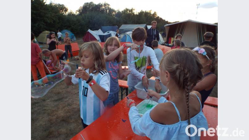 Riesenseifenblasen machen ist ein großer Spaß. myd